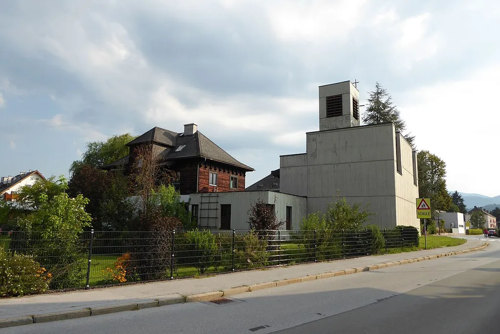 Evangelische Kirche Hallein, Westfassade und Pfarrhaus