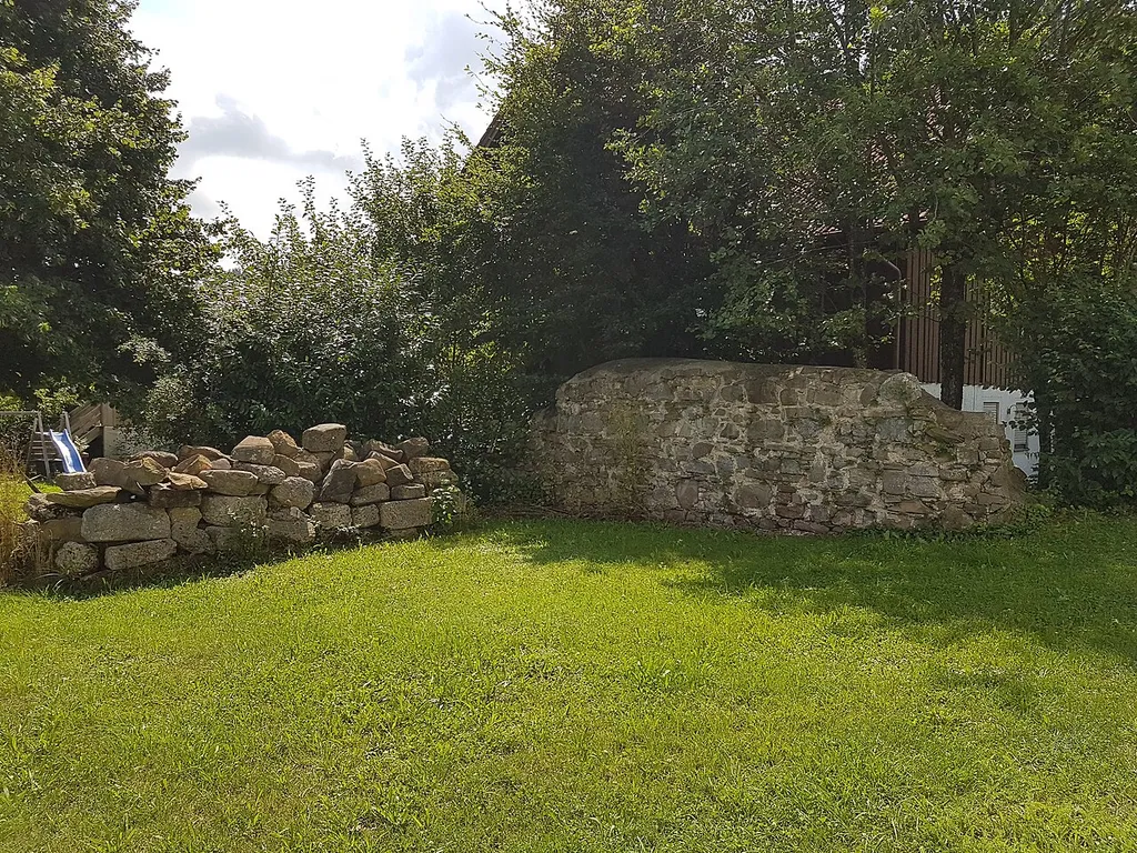 Vachenlueg (Anger), Mauerreste der einstigen Burg