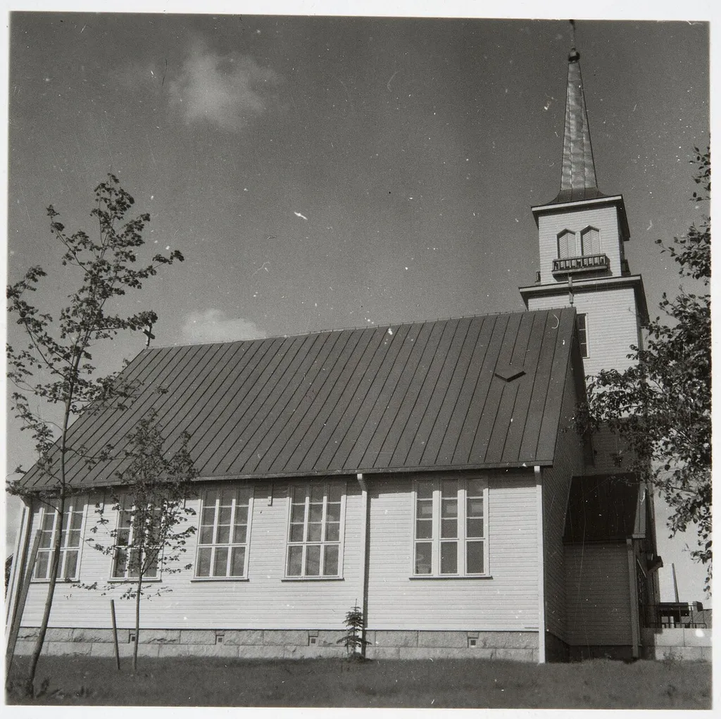 Pispalan kirkko Tampereella 1950-luvulla. Kirkko paloi vuonna 1968.