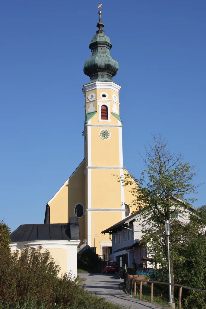 Kath. Pfarrkirche Mariä Himmelfahrt und Friedhof