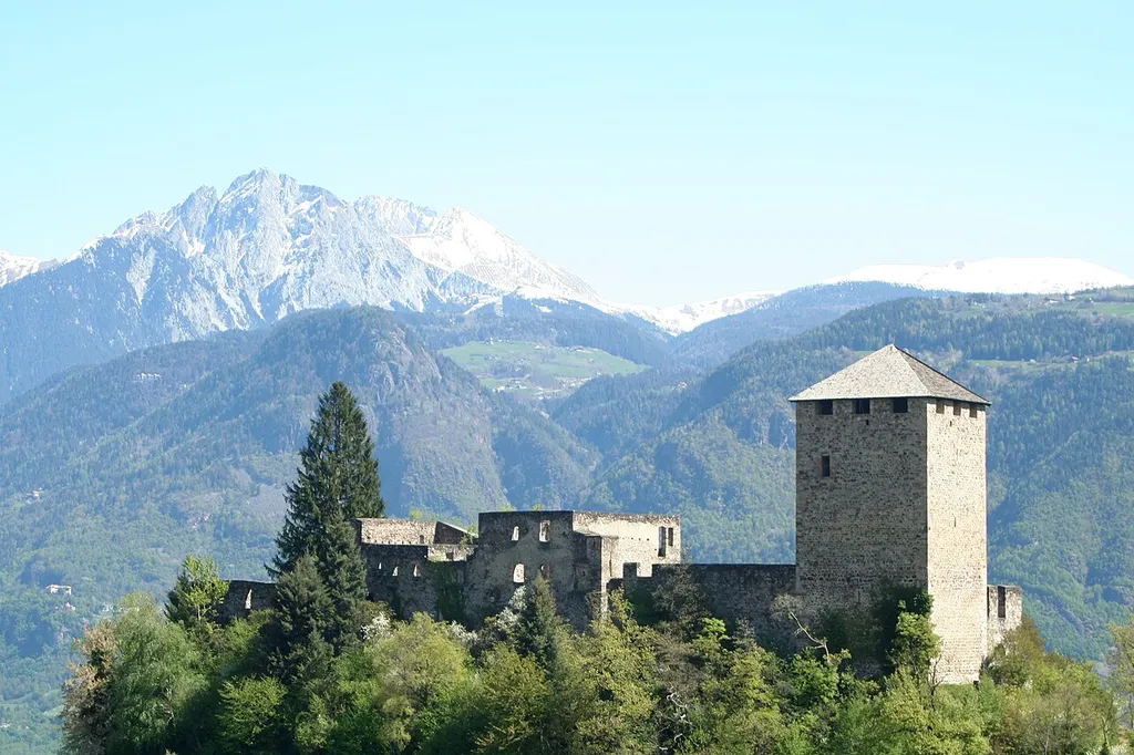 Die Mayenburg (auch Maienburg) in Völlan (Lana, Südtirol), im Hintergrund der Ifinger