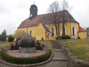 Sachgesamtheit Dorfkirche und Kirchhof Altoschatz, mit folgenden Einzeldenkmalen: Kirche (mit Ausstattung), Einfriedung, Grabmalen, Kriegerdenkmal für die Gefallenen des 1. Weltkrieges und Leichenhalle (siehe Einzeldenkmalliste Obj. 08973850) sowie
