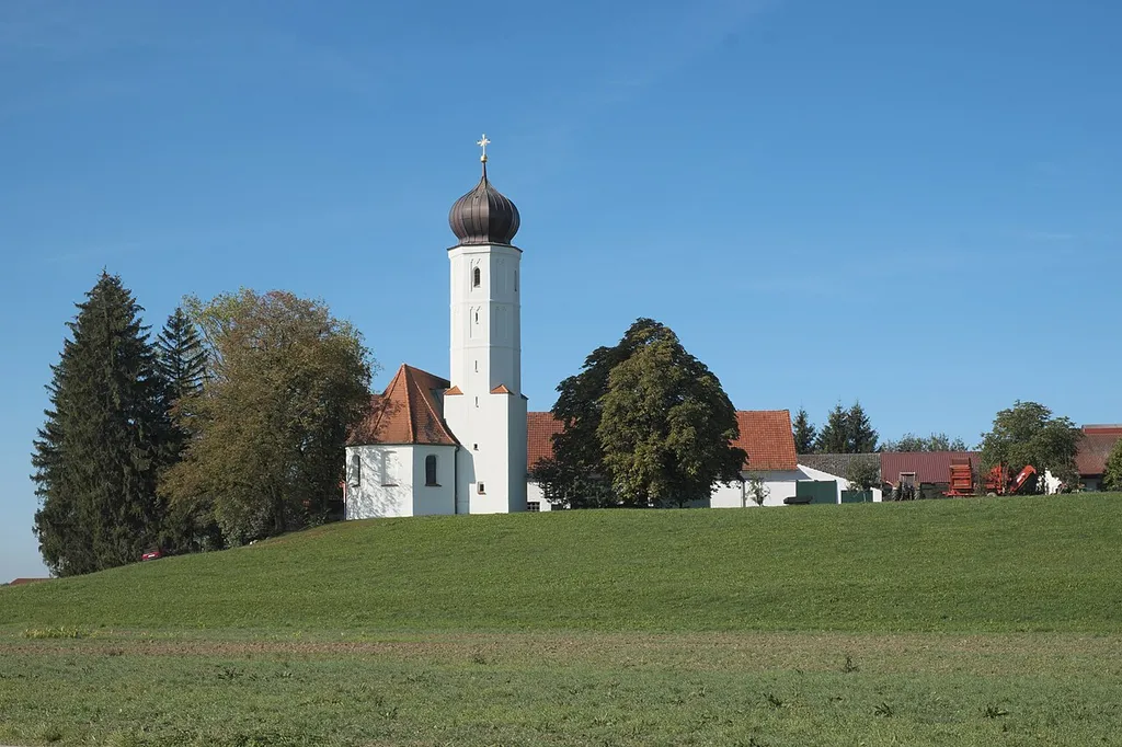 Katholische Filialkirche St. Maria (Maria Himmelfahrt) in Bergkirchen (Jesenwang) im Landkreis Fürstenfeldbruck (Bayern/Deutschland)