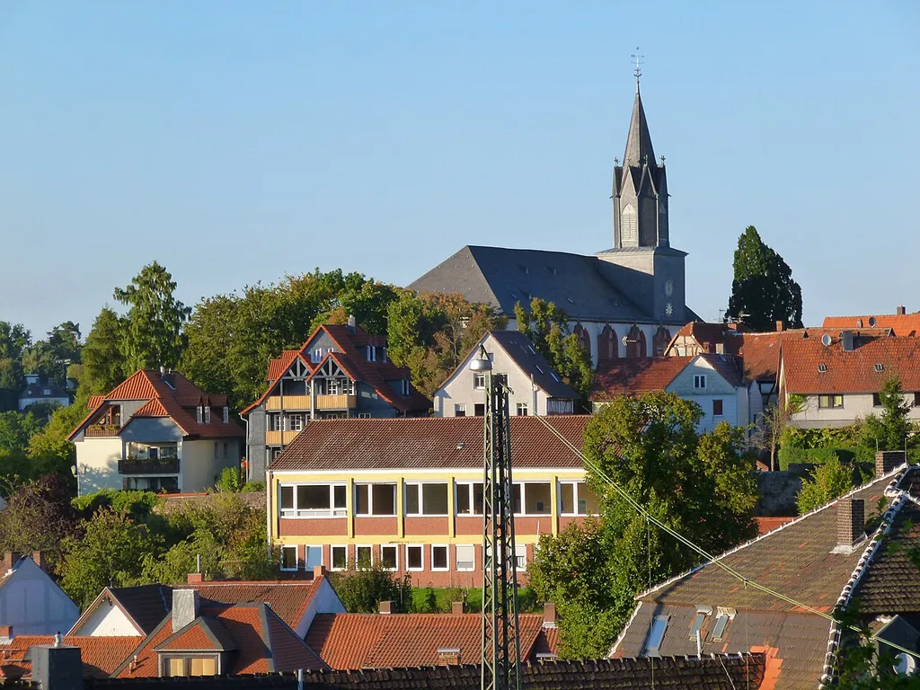 Die evangelische Stadtkirche in Treysa, Schwalmstadt (Hessen). Fotografiert von der gegenüberliegenden Seite des Bahnhofs Treysa (Ulrichsweg). Aufgenommen an einem sonnigen Herbsttag.
