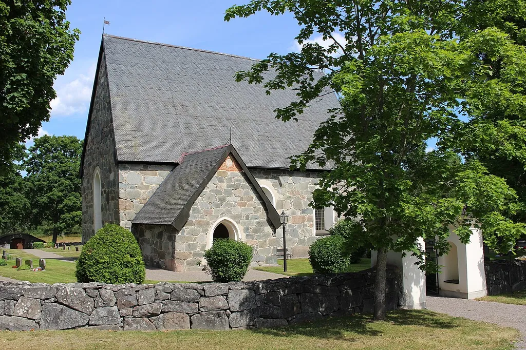 Morkarla kyrka från sydväst.
