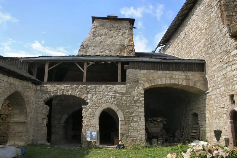 Burg Straußberg, eigenes Foto von 2004, public domain. Mewes 06:26, 26. Mär 2005 (CET) Kernburg, Blick zur ehemaligen Burgküche
