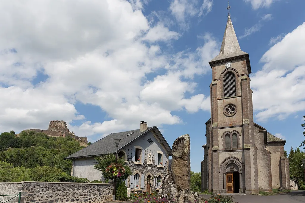 Le château, l'ancien presbytère et l'église Saint-Ferréol de Murol.