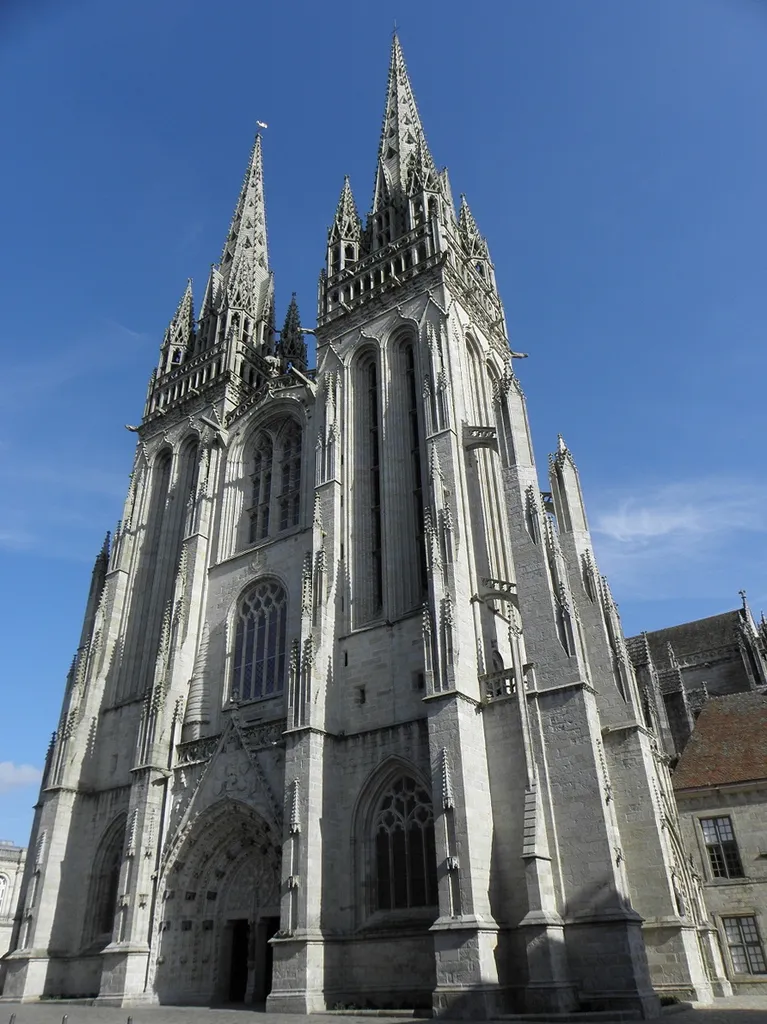 Façade occidentale de la cathédrale Saint-Corentin de Quimper (29).