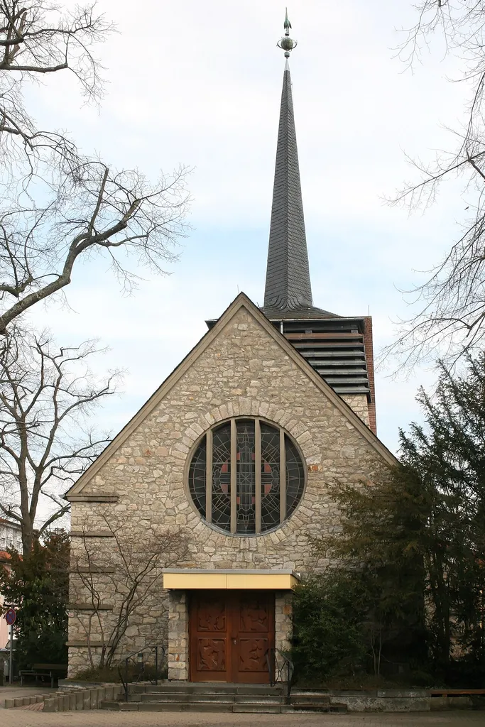 Gustav-Adolf-Kirche der evangelischen Kirchengemeinde Ober-Roden, erbaut 1928-1929, Außenrenovierung 1977.