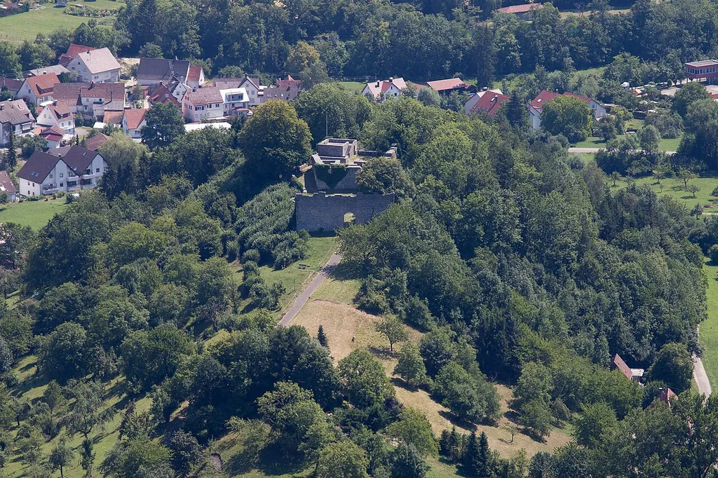 Blick vom Friedrichsfels auf die Ruine Sulzburg bei Unterlenningen im Lautertal