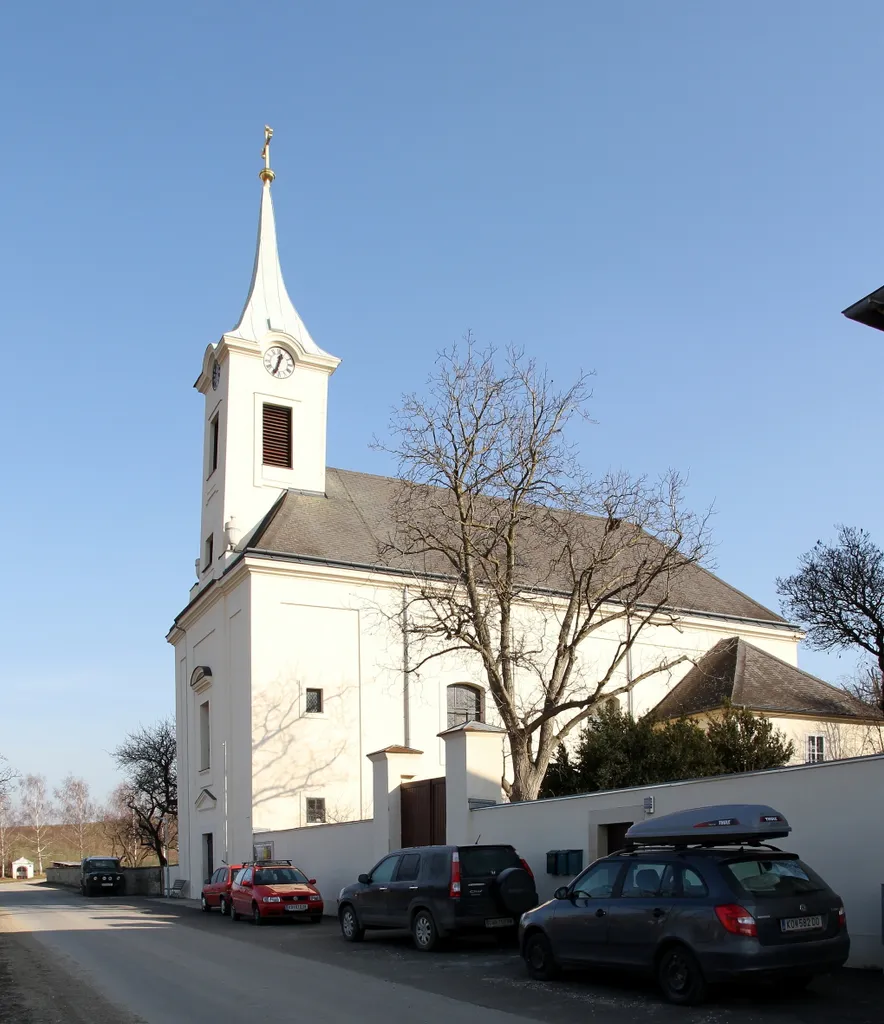 Katholische Pfarrkirche hl. Michael in Haselbach, ein Ortsteil der niederösterreichischen Gemeinde Niederhollabrunn.