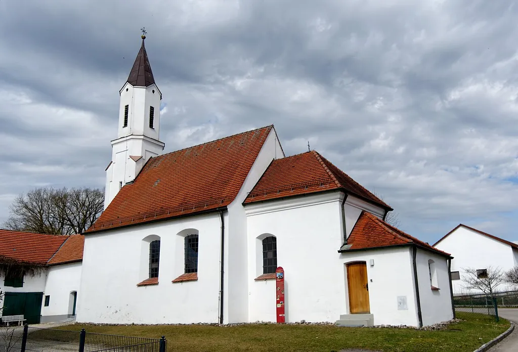 Schlichter Rechteckbau mit Satteldach und westlichem Spitzhelmturm, um 1660 errichtet, im frühen 18. Jahrhundert verändert, Turm 1874. Bayerische Denkmalliste Nr. D-7-71-140-8