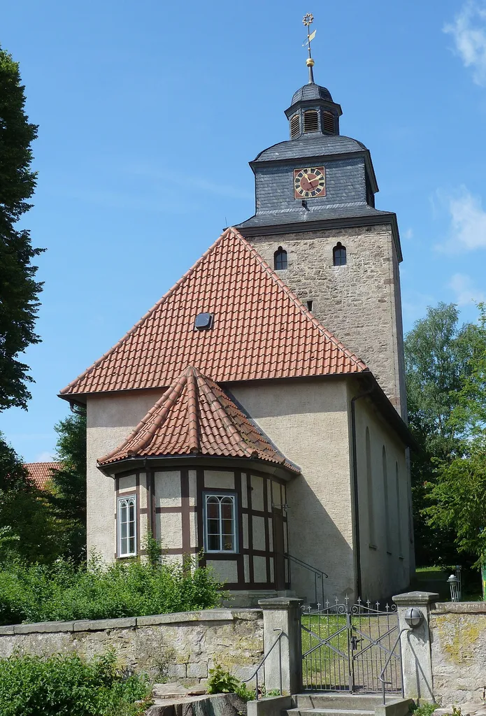 Ev.-luth. Kirche St. Marien in Obernjesa, Gemeinde Rosdorf, Niedersachsen. Erstamls 1284 schriftlich erwähnt, Kirchturm im Kern mittelalterlich. (Baudenkmale in Niedersachsen 5.2 gibt fälschlich Johannes-Patrozinium an)