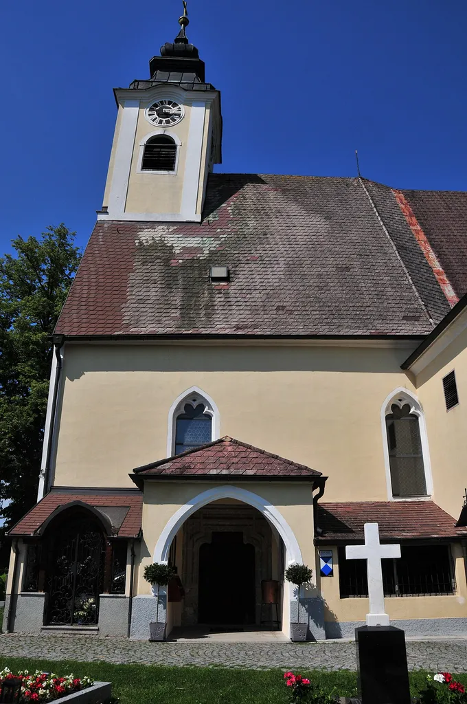 Kath. Pfarrkirche hll. Peter und Paul mit Friedhof