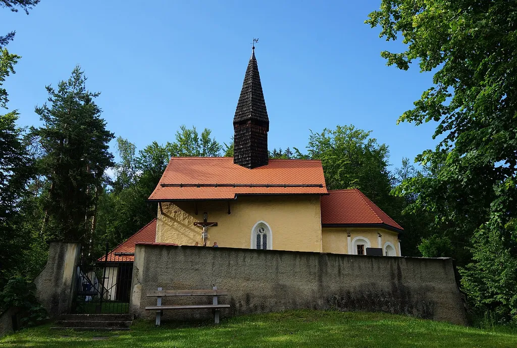 Kath. Filialkirche hl. Daniel mit Friedhof auf der Gracarca, 627m, Gemeinde Sankt Kanzian am Klopeinersee, Bezirk Völkermarkt, Kärnten