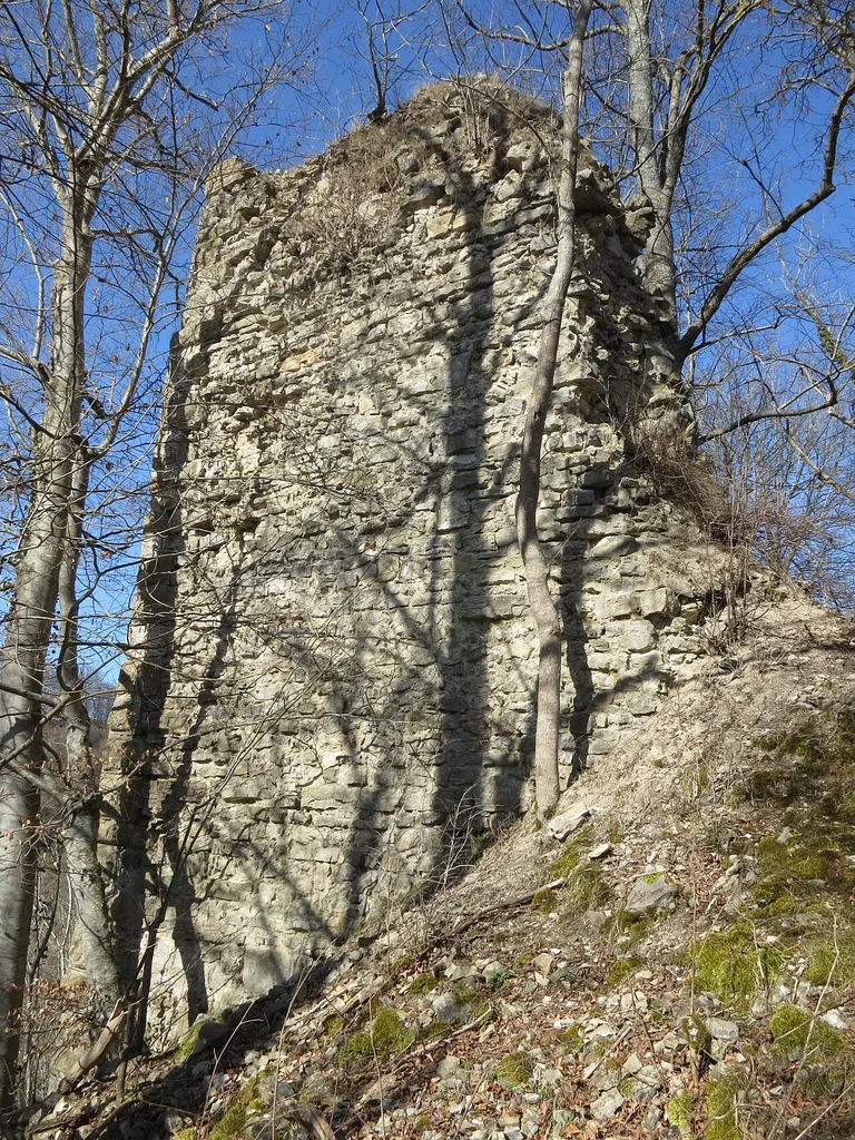 Burgruine Hohenstein (Alt-Hohenstein) oberhalb des Neckartals.