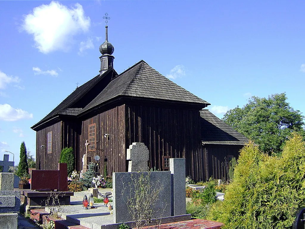 Jeżów, ul. Piotrkowska - kościół cmentarny pw. św. Leonarda, drewn., II poł. XVII w. i brama cmentarna (zabytek nr 10-I-10 z 20.09.1947)
