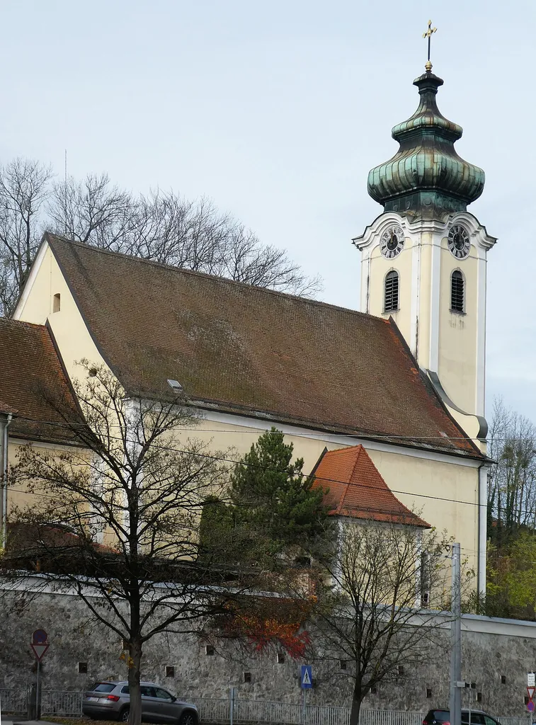 Linz (AT), Kapuzinerkirche St. Matthias von Südosten gesehen.