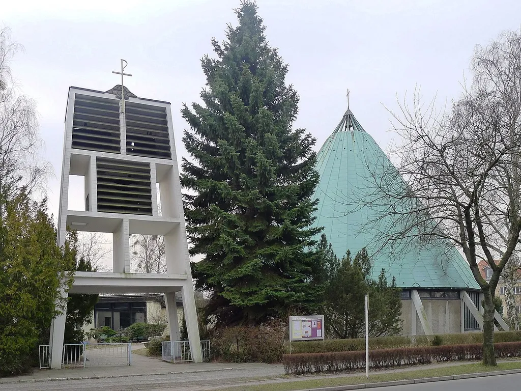 Blick auf Campanile und Kirche