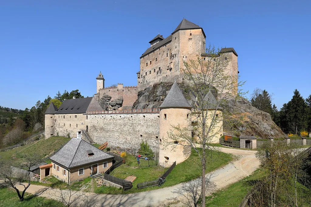Südansicht der Burg Rappottenstein im westlichen Waldviertel und auf dem Gemeindegebiet der niederösterreichischen Marktgemeinde Rappottenstein.Die bedeutende Burganlage des 12. Jahrhunderts wurde nie erobert und von den Kuenringer errichtet. Nach mehreren Besitzerwechsel kam sie 1664 durch Kauf an die heutigen Besitzer, die Grafen von Abensperg und Traun.
