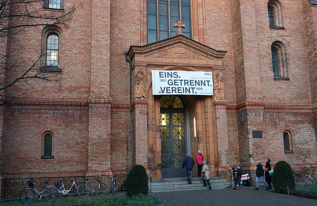 Portal der St. Thomas-Kirche in Berlin-Kreuzberg mit Einladung zu Jubiläumsveranstaltungen 150 Jahre