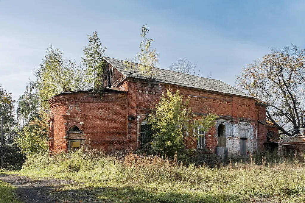 Церковь Иоанна Богослова в поселке Виноградово (бывшее село Алешино) Дата основания: 1891 г. Небольшая кирпичная церковь в псевдорусском стиле. Выстроена на средства купца И. А. Салтыкова в память спасения императорской семьи в железнодорожной катастрофе 17.10.1888. Закрыта в 1931, позже сильно перестроена. Занята под жильё.