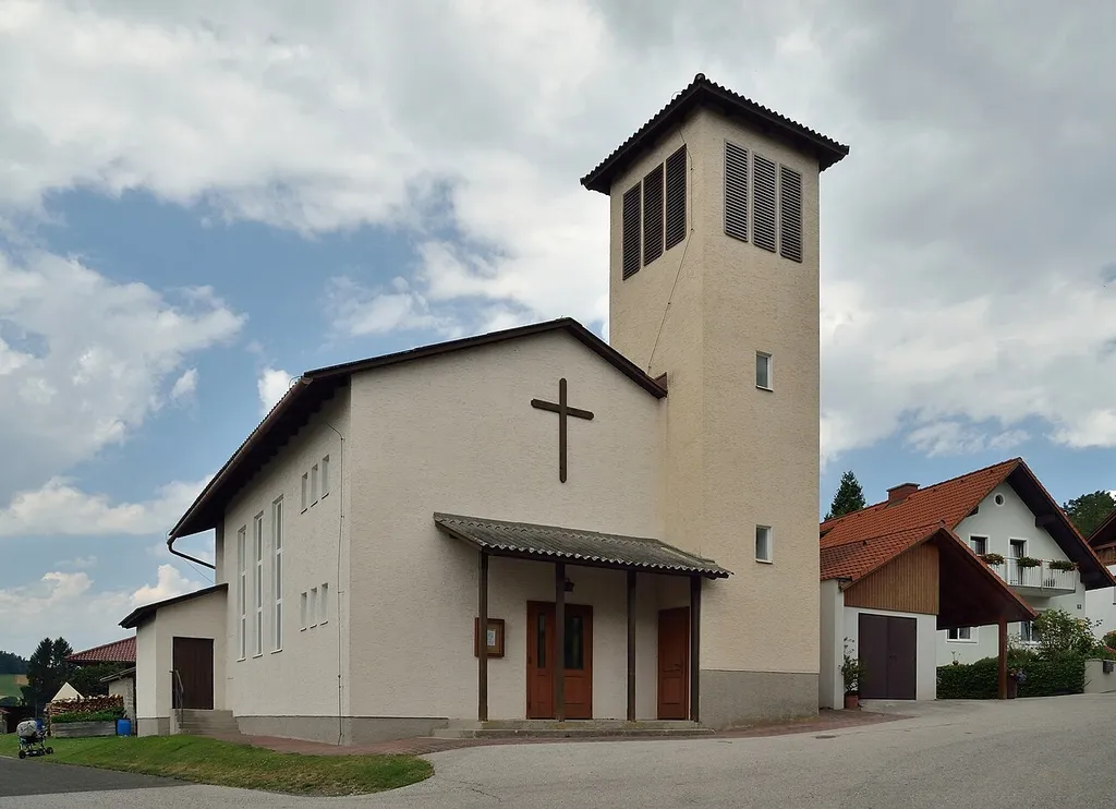 Die Kirche in der Ortschaft Stang (Gemeinde Kirchschlag in der Buckligen Welt) hat das Patrozinium Maria, Hilfe der Christen; Zweitpatrone sind Josef und Florian.[1]. Erbaut 1962 [2].