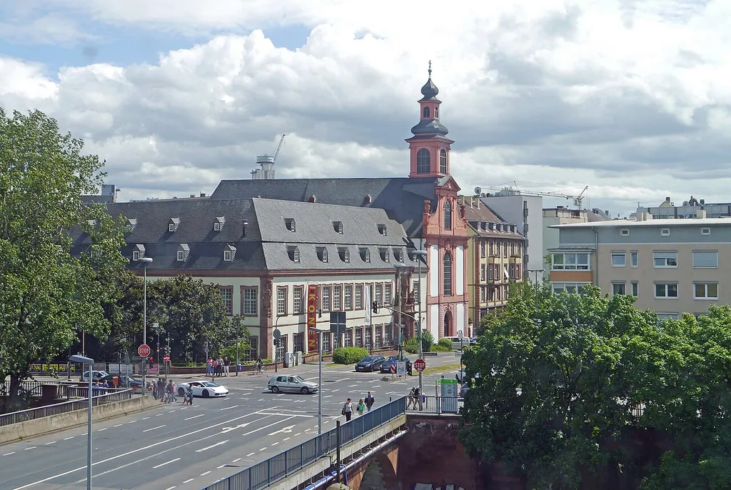 Deutschordenshaus und -kirche (2013) in Frankfurt am Main. Blick vom "Neuen Portikus".