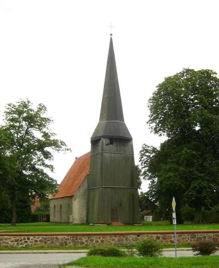 Die Dorfkirche in Siedenbollentin bei Altentreptow (Vorpommern, Landkreis Mecklenburgische Seenplatte).