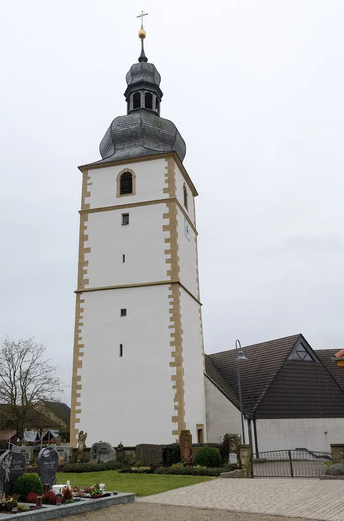 Kath. Pfarrkriche in Großbardorf, Neubau mit historischer Ausstattung