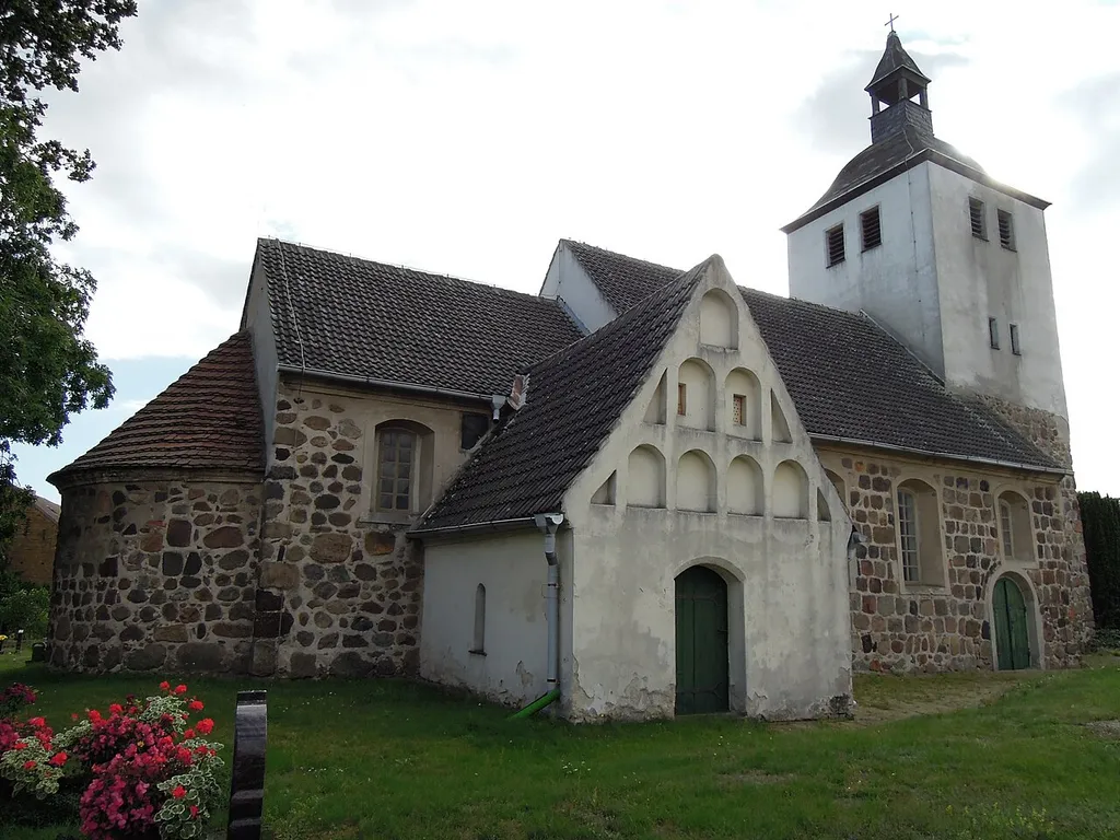 Kirche Dorna -Nordostansicht- im September 2020