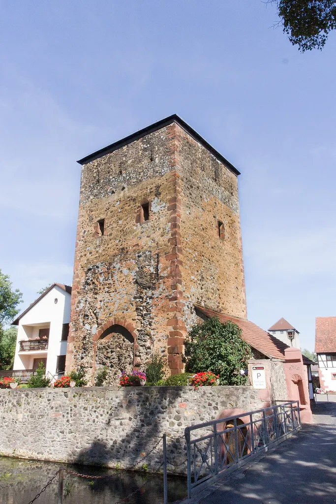 Gotischer Torturm der Vorburg der ehem. Stadener Wasserburg in Florstadt-Staden.