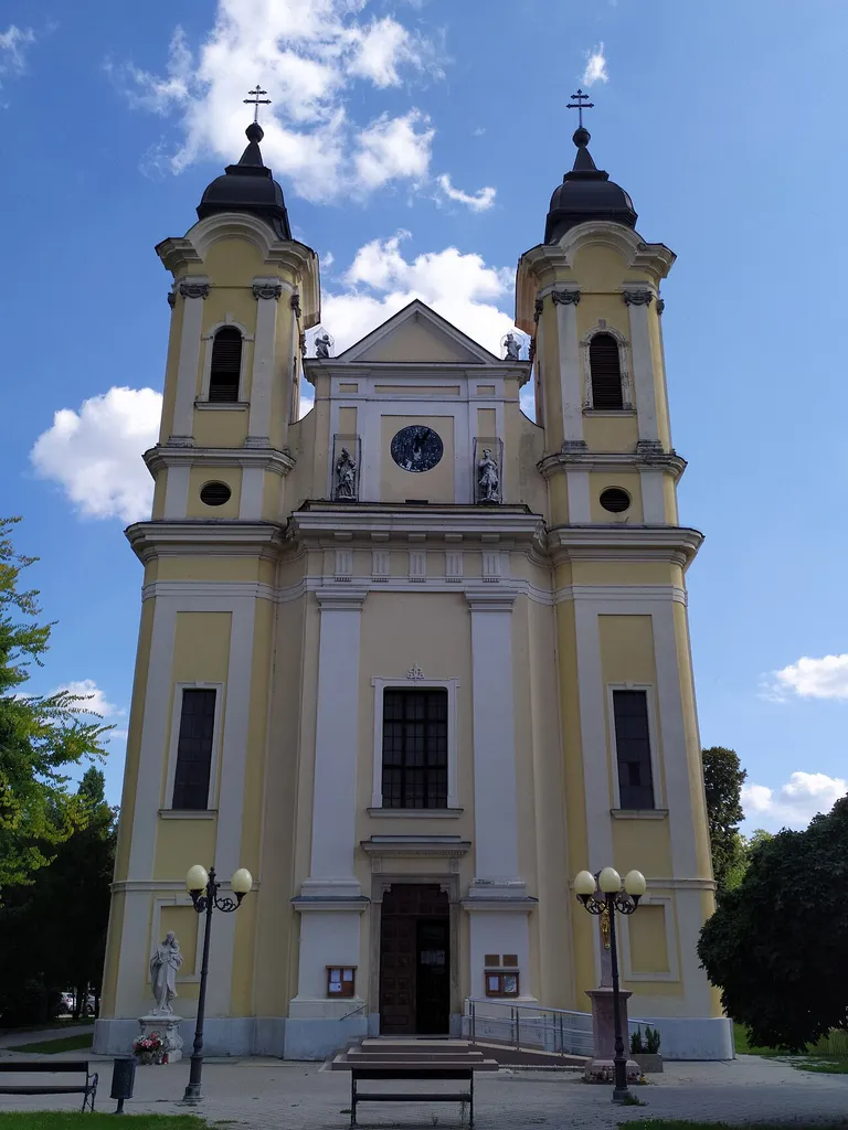 Galanta, Kostol svätého Štefana Kráľa; hlavné priečelie