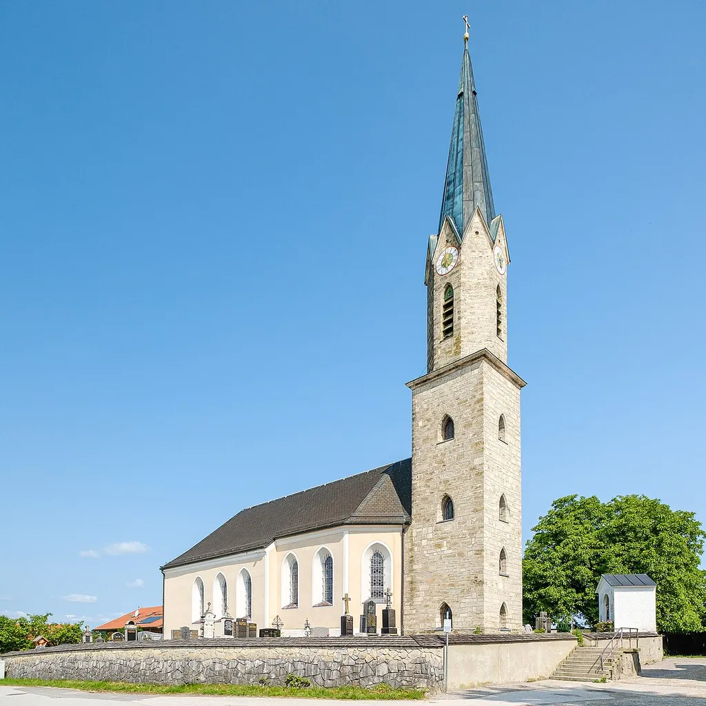 Die Kirche St. Georg in Feldkirchen im Frühling 2025.