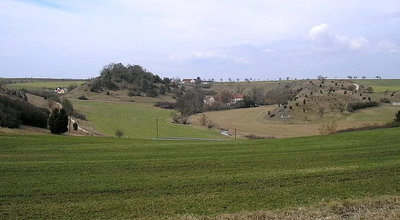 Die Burgberg in der Schleife des Kesselbaches