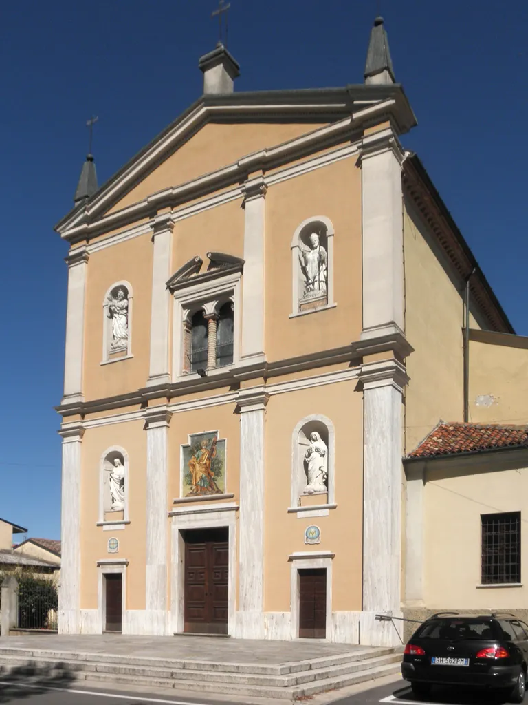 Facciata della chiesa parrocchiale di Massalengo