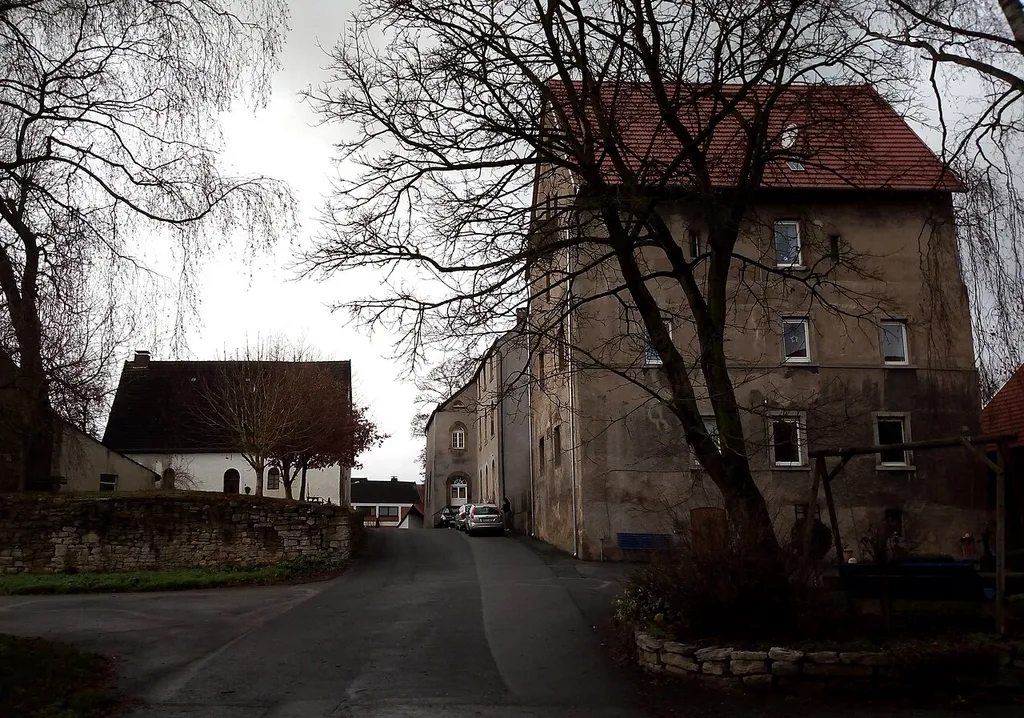 Peckelsheim, Wohnturm und Häuser
