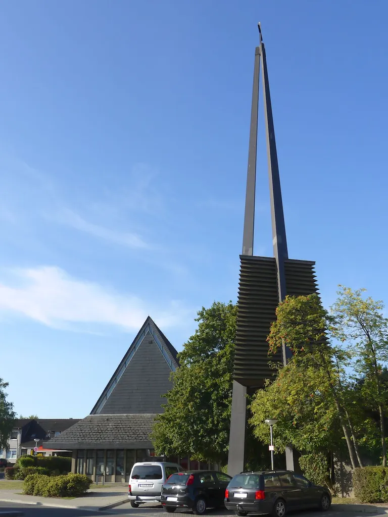 Evangelische Kirche Heilig Kreuz in Salzgitter-Gebhardshagen. Ansicht von Nordwesten, rechts der Glockenturm der Kirche