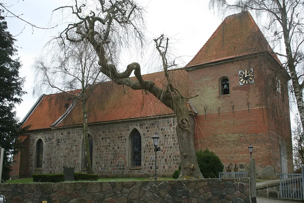 St. Nikolai-Kirche in Grömitz aus dem 13. Jahrhundert mit Turm aus dem 15. Jahrhundert (Liste der Kulturdenkmale in Grömitz 4/1)