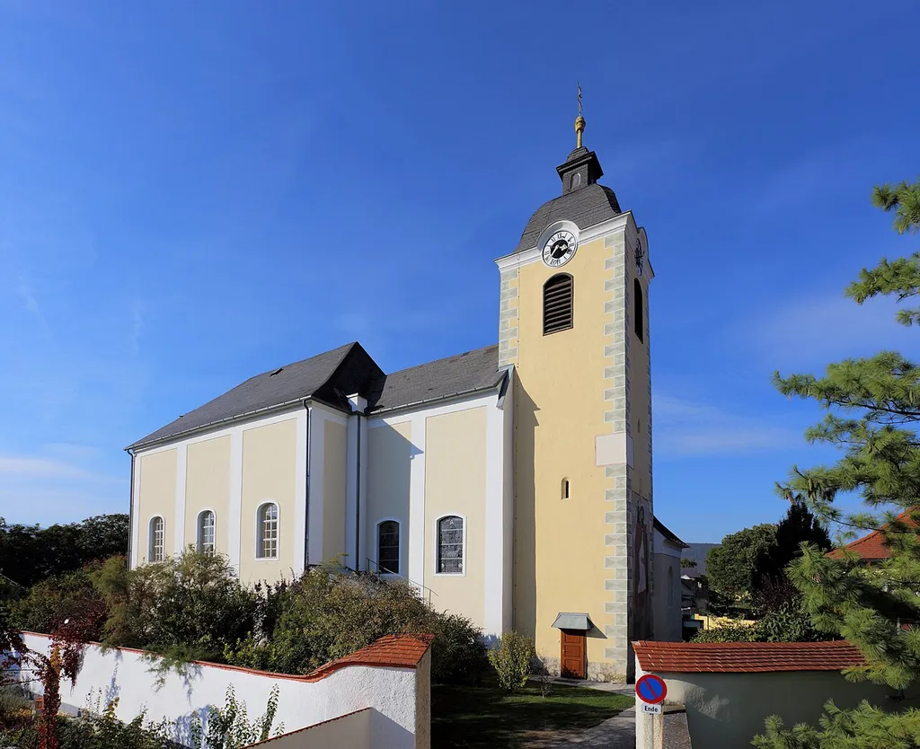 Südostansicht der römisch-katholischen Pfarrkirche hl. Jakobus d. Ä. in der niederösterreichischen Gemeinde Weikersdorf am Steinfelde. Ursprünglich eine romanische Chorquadratkirche aus der ersten Hälfte des 13. Jahrhundert, deren Kernsubstanz noch vorhanden ist. In der ersten Hälfte des 14. Jahrhunderts Bau des Turmes über dem Chorquadrat. Im 15./16. Jahrhundert wurde nordseitig die Annenkapelle errichtet, die seit 1753 als Sakristei dient. Unter dem Wiener Domherr Franz Zeißler erfolgte 1753 ein Um- und teilweiser Neubau. So wurde unter anderem das dreijochige Langhaus errichtet, der Chor erhöht und der Turm um eine Glockenstube aufgestockt sowie ein barocker Turmhelm aufgesetzt.