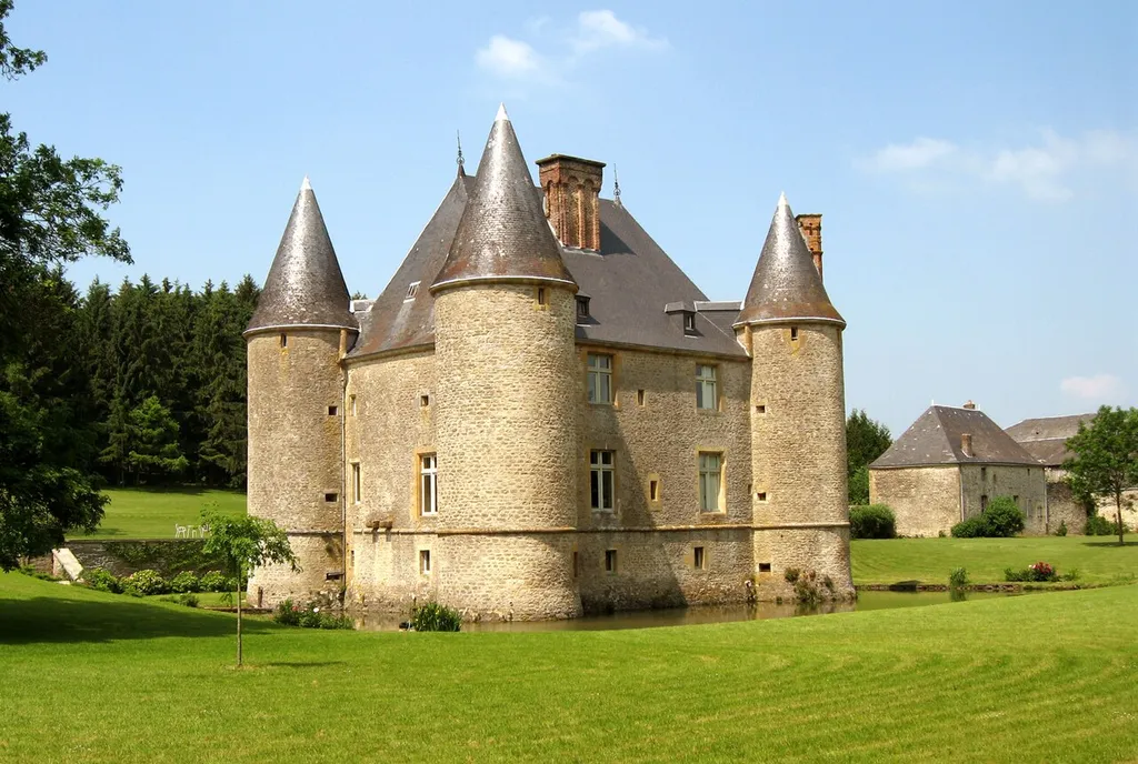 South-west façade of château de Landreville on may 2007