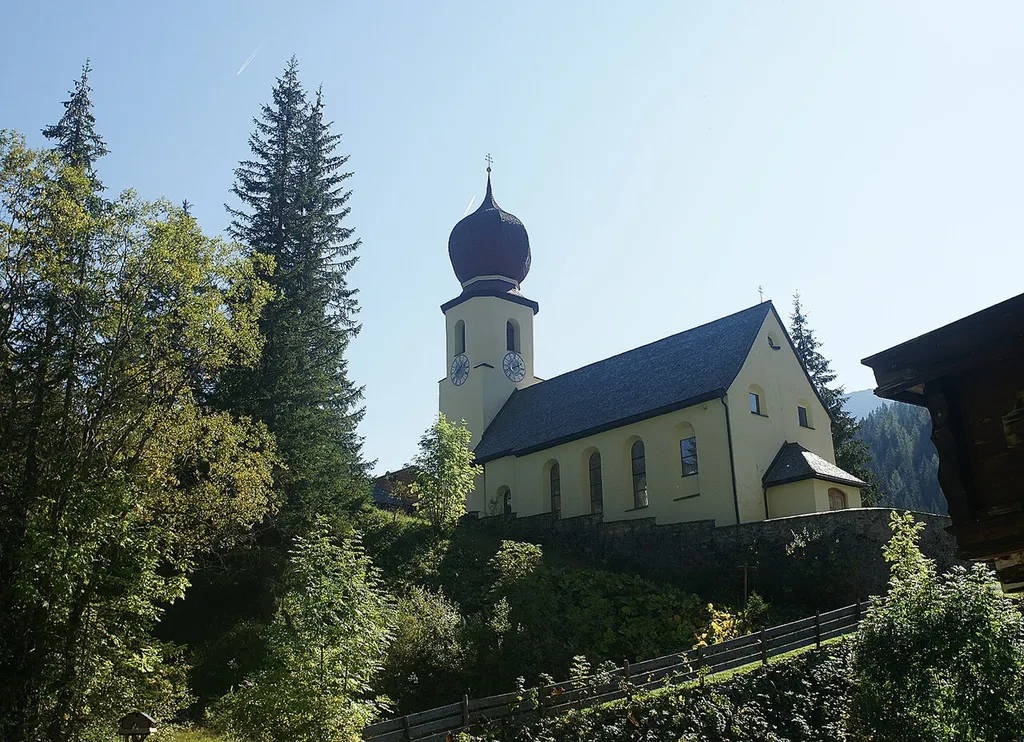 Kaplaneikirche hl. Martin mit Kriegerdenkmal u. Friedhof