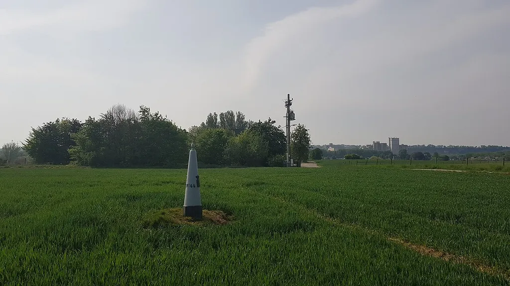 grenspaal 44 tussen België-Nederland, Eijsden-Moelingen (links van paal: BE, rechts achter paal: NL)