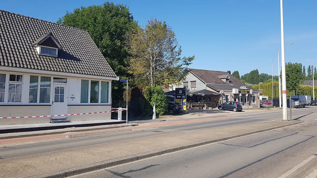 grenspaal 91 tussen België-Nederland, Maastricht-Veldwezelt (links achter grenspaal: BE, rest: NL)