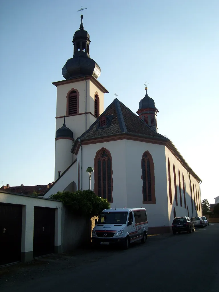 Catholic parish church "St. Maria Himmelskron" in Worms-Hochheim, founded in 1299