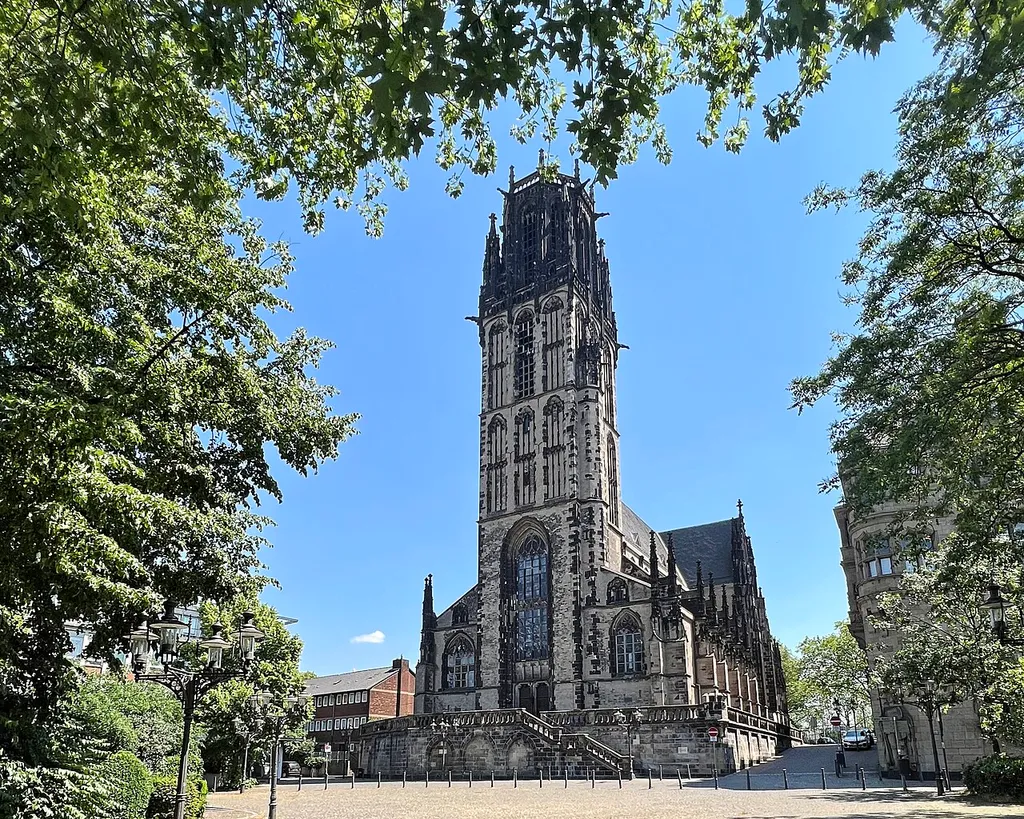 Salvatorkirche außen und innen, mit Generalprobe des Münchner Lukaschors vor dem Konzert am 10.06.2023