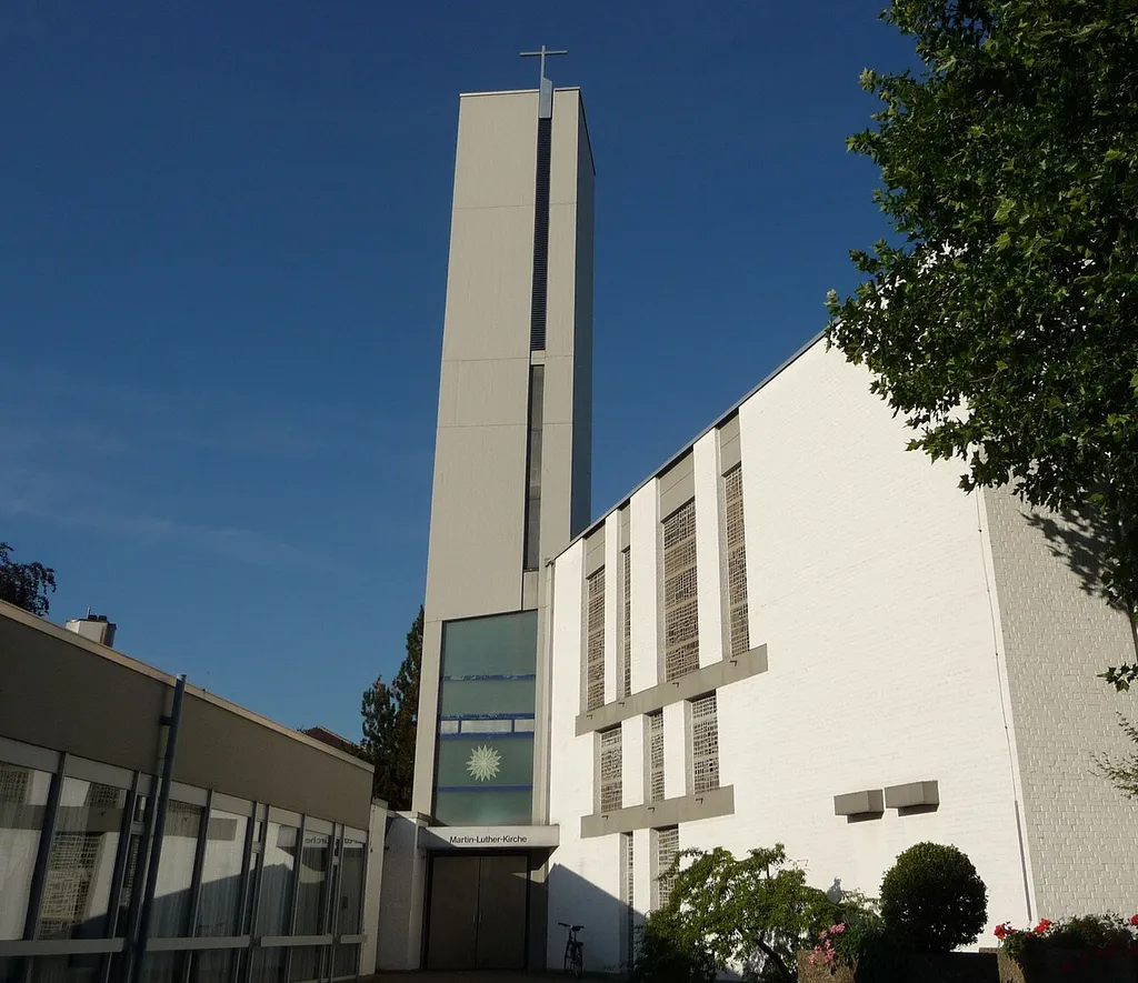 Die evangelische St. Luther-Kirche wurde 1964 von Helmut Striffler errichtet.