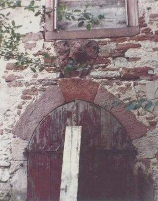 Gauangelloch, Schlossrest: Im Bild die aus Steinen der Burg erbaute, zum Zeitpunkt der Aufnahme längst profanierte Kapelle auf dem Gelände der Burg, der Wappenstein ist bald nach der Aufnahme entfernt (geklaut?) worden.