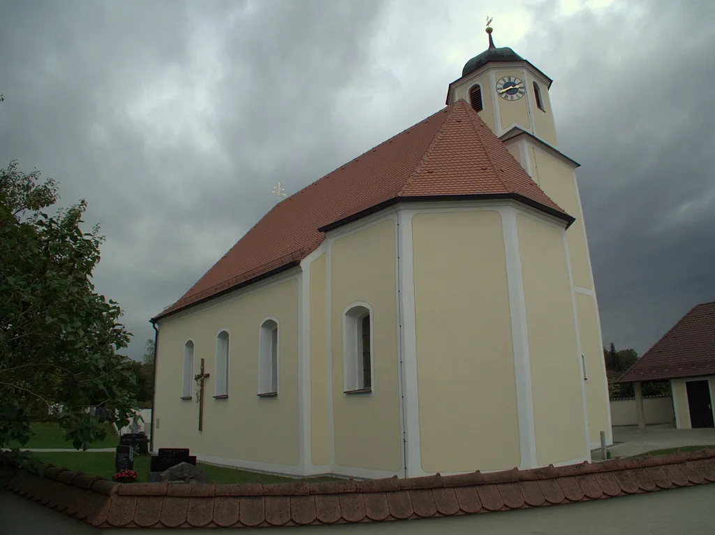 Die katholische Filialkirche St. Maria und Margareta in Deusmauer, Ortsteil der Oberpfälzer Stadt Velburg
