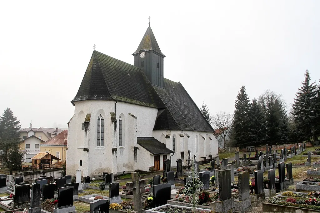 Kath. Pfarrkirche Alle Heiligen und Friedhof in Totzenbach, ein Ortsteil der niederösterreichischen Marktgemeinde Kirchstetten. Ein Sakralbau aus dem 14. Jahrhundert mit einem gotischen Staffellanghaus und Langchor.